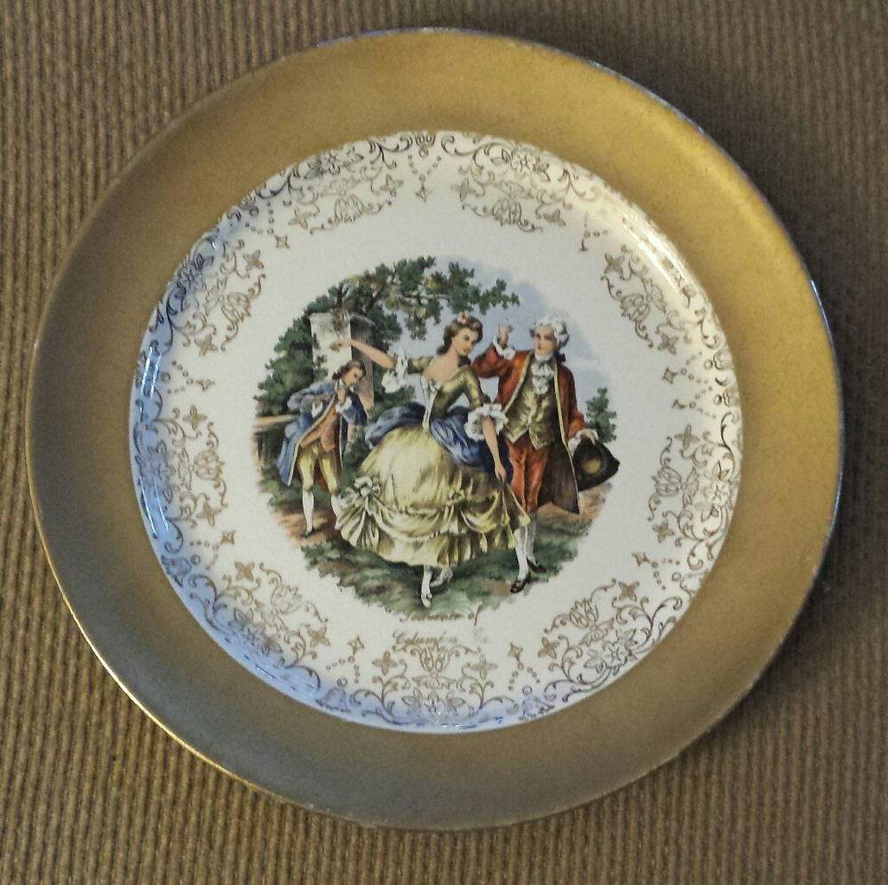 Plate has 22k Crest O Gold Sabin 9 1/4” Plate Vintage
